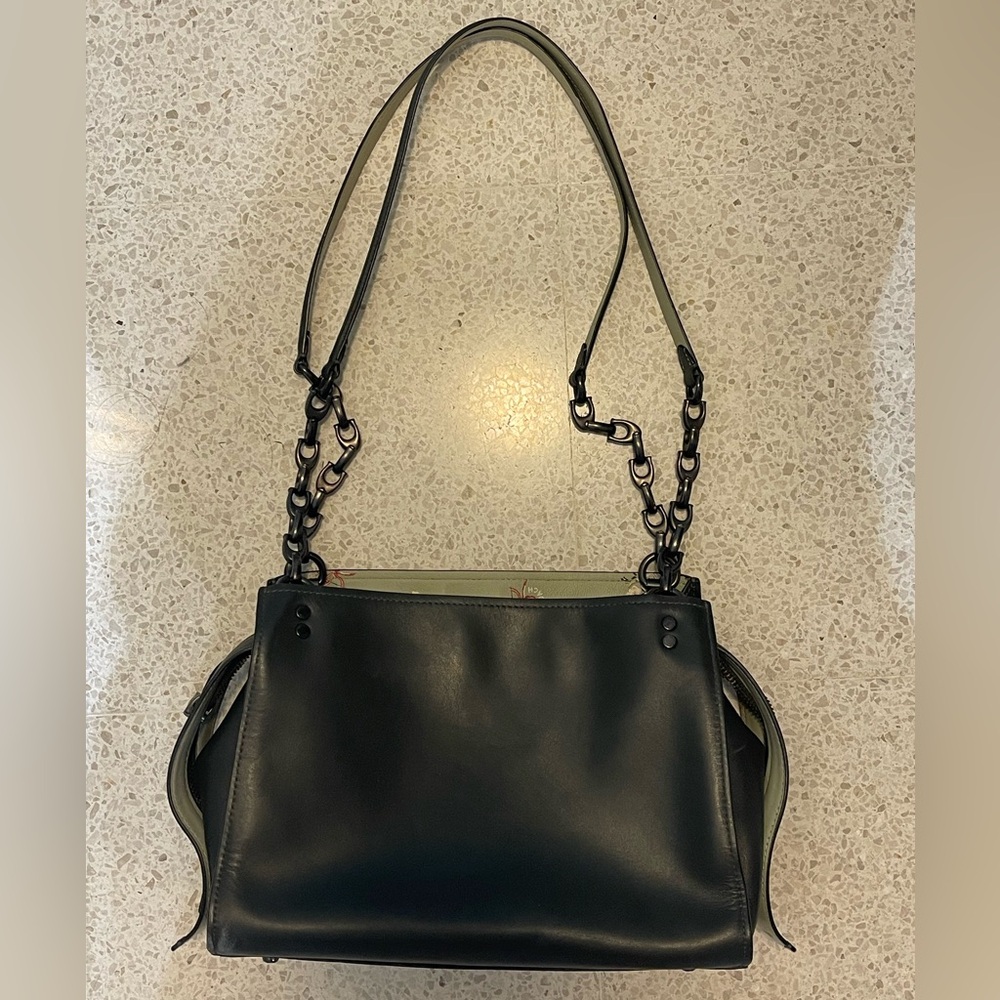 Elegant Coach authentic Black Leather Shoulder Bag